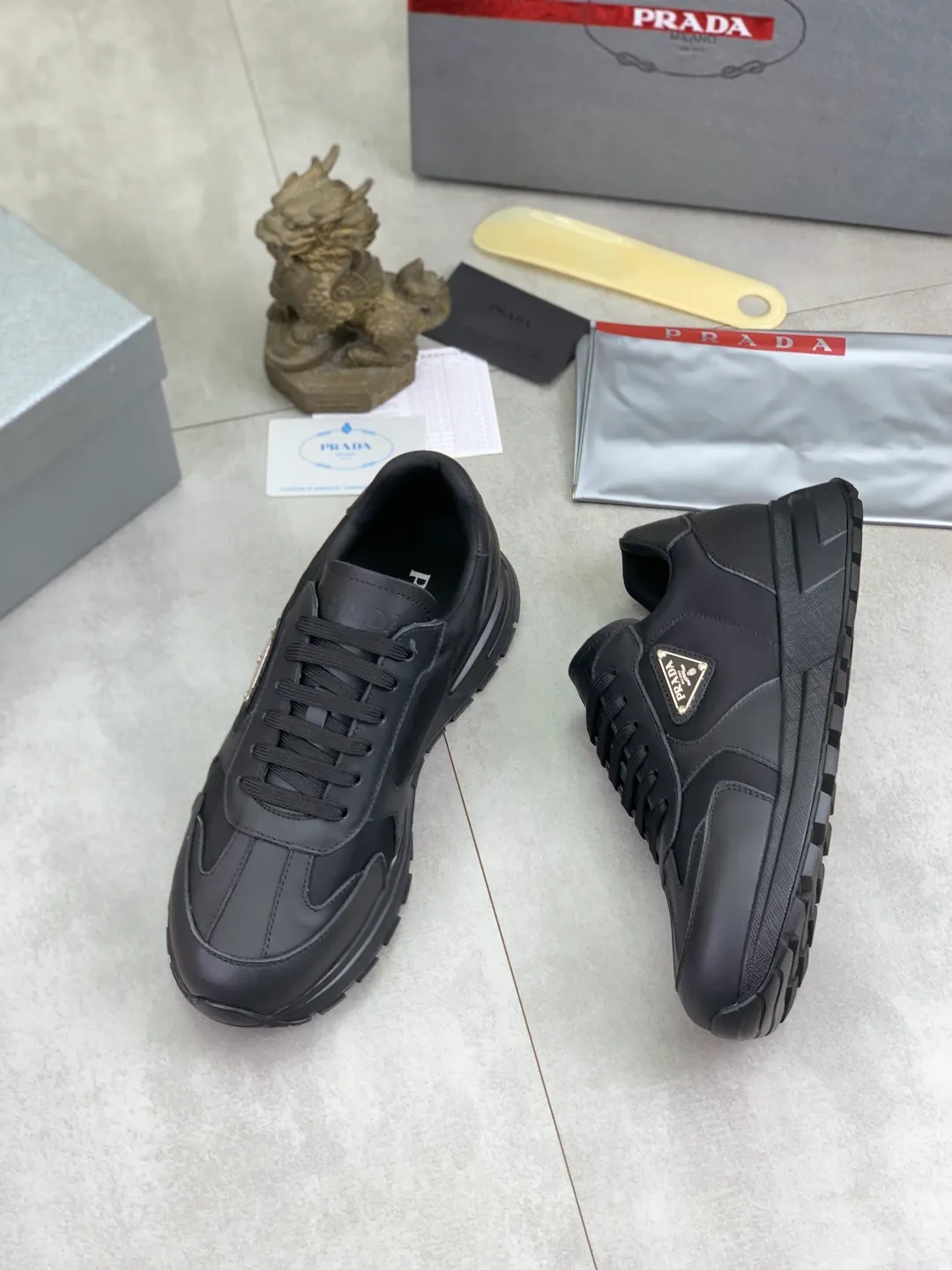 Men's men's shoes 💰P560 💰 [New style] popular models on the official website, 🆘 Trendy brand (Prada) mainly promotes popular models, avant-garde and versatile fashionable men's shoes private version mold opening, cowhide surface splicing 1:1.. Fashionable and simple, original imported cowhide lining cowhide feet; the atmosphere and personality are more fashionable, eye-catching and pursuing class. It will subvert the old idea and be a must-have for fashion trendsetters with you! Must keep it! Tall and comfortable, large and low, high-end quality workmanship. Size: 38-44 3️⃣colors available.